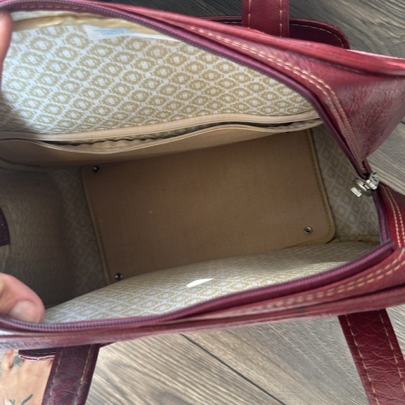 Vintage Samsonite Red Leather Travel Bag, 15" x 15.5" x 8" - Picture 7 of 14